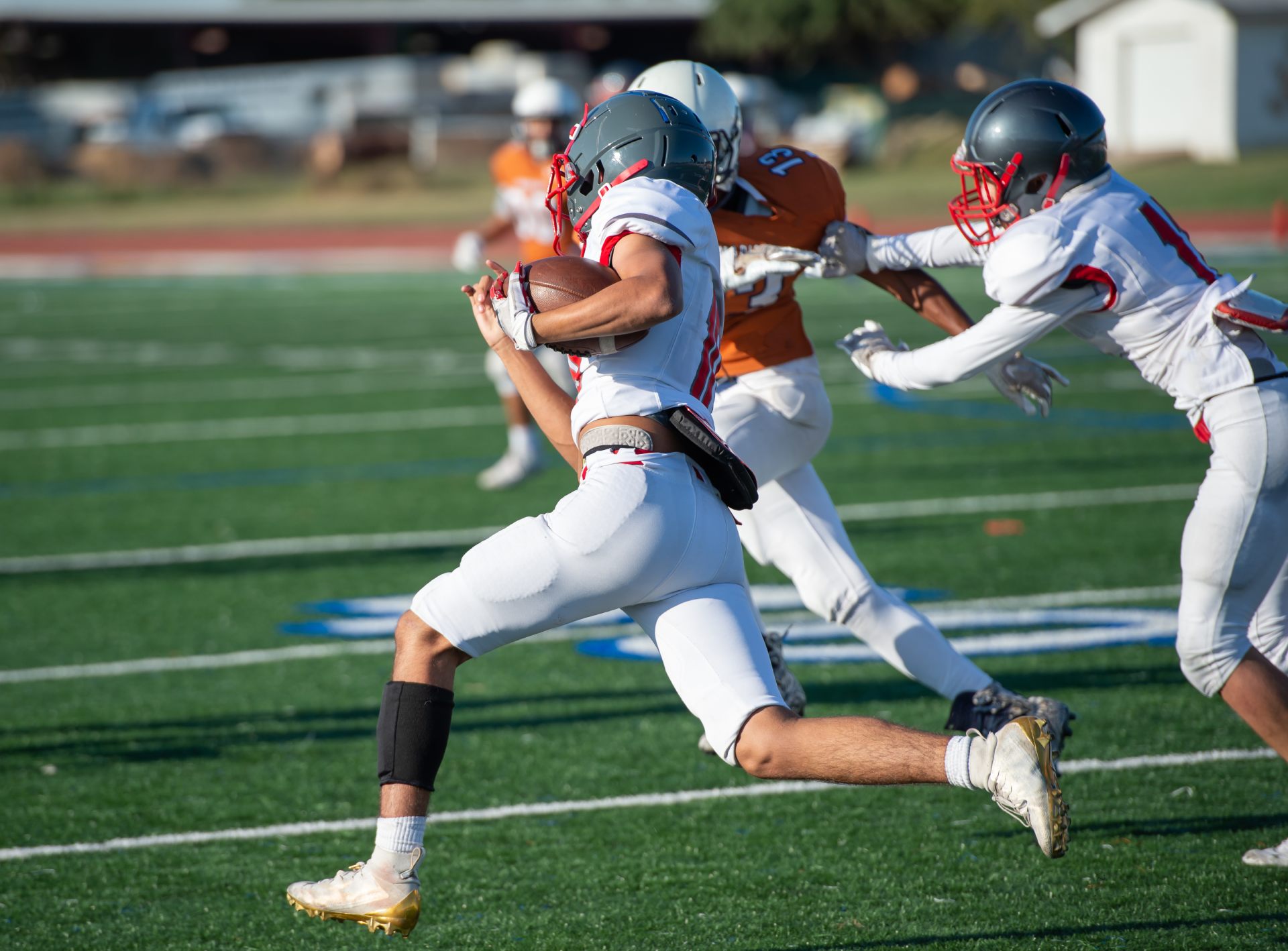 Read more about the article 3 Ways Endzone Camera Systems Aid High School Football Coaches